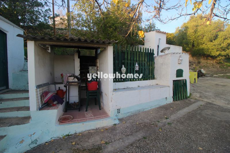 Casa V2 sita num grande terreno perto de Loule para venda